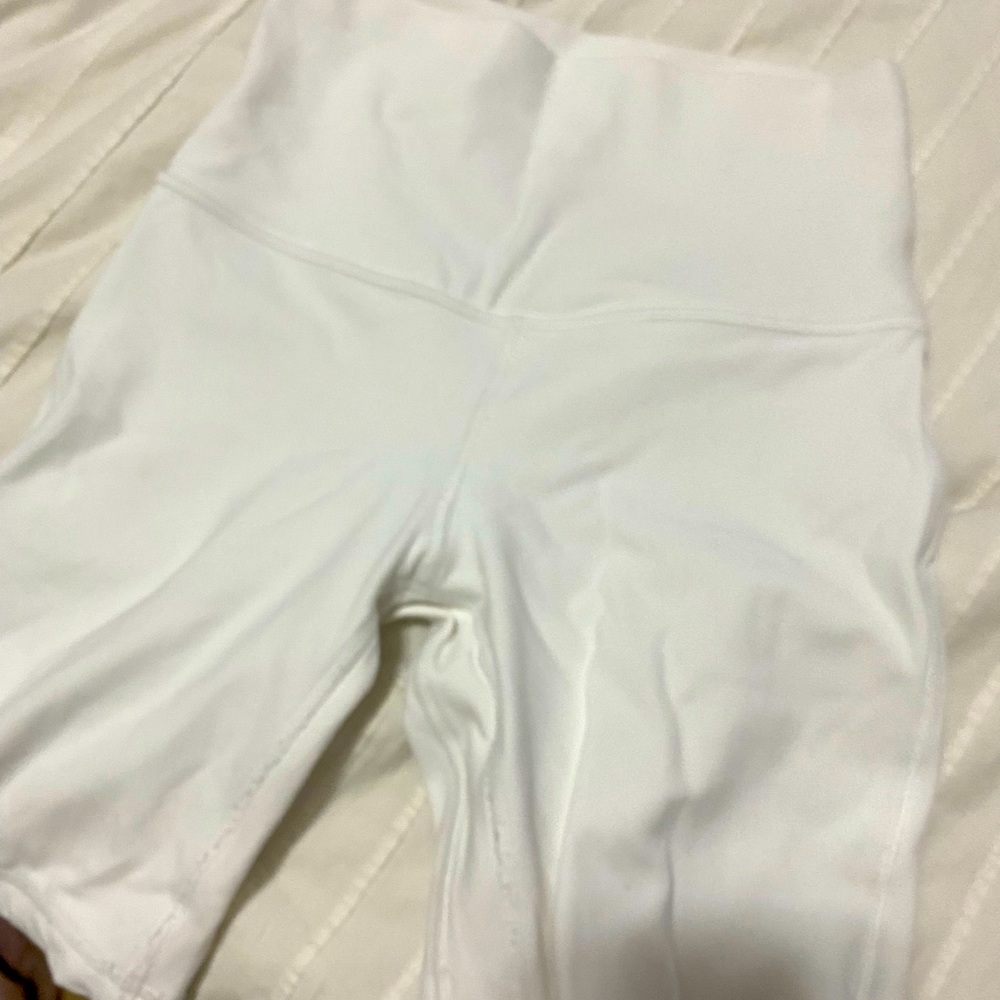 Align biker shorts in white